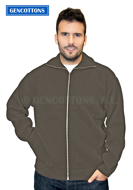 Chaqueta unisex gruesa de manga larga con cremallera entera y dos bolsillos laterales. Cuello denominado "cisne con cremallera" o " Vespa" en canalé 1x1. 