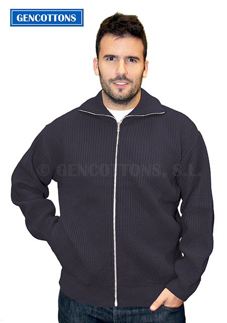 Chaqueta unisex gruesa de manga larga con cremallera entera y dos bolsillos laterales. Cuello denominado "cisne con cremallera" o " Vespa" en canalé 1x1. 
