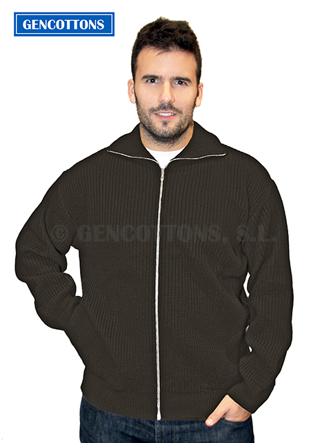 Chaqueta unisex gruesa de manga larga con cremallera entera y dos bolsillos laterales. Cuello denominado "cisne con cremallera" o " Vespa" en canalé 1x1. 