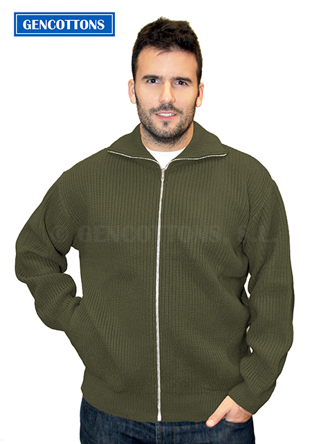 Chaqueta unisex gruesa de manga larga con cremallera entera y dos bolsillos laterales. Cuello denominado "cisne con cremallera" o " Vespa" en canalé 1x1. 