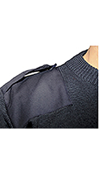 Jersey grueso de manga larga con refuerzos de sarga al tono en hombros y codos, charreteras con cierre velcro y bolsillo porta bolígrafos en brazo izquierdo.