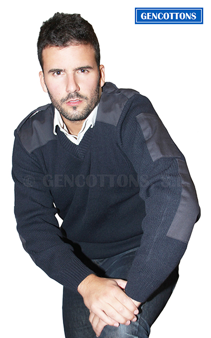 Jersey grueso manga larga con cuello de pico, refuerzos de sarga al tono en hombros y codos, charreteras y bolsillo porta bolígrafos en manga izquierda.